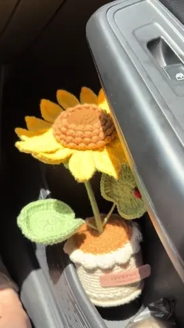 a gift that never wilts #crochet #crochettiktok #crochetflower #sunflower #teachergift #handmadegifts #gift 