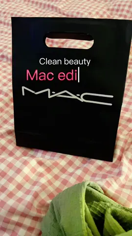 شنو براندات المكياج الي تحبونها؟ انا مهووسة بماك من و انا صغيرة بس الحين بشوفلي هوس ثاني💔 #mac #lipgloss #blash #lipstick #makeup 