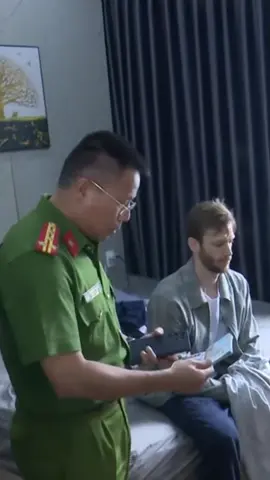 Sau hơn 12 tiếng truy xét, lực lượng công an đã bắt nghi phạm cướp tiệm vàng trên đường Núi Thành (TP.Đà Nẵng). Nghi phạm này người Mỹ, đã cướp trang sức trị giá hơn 830 triệu đồng. Trưa 27-8, Công an TP Đà Nẵng cho biết đã bắt giữ được đối tượng gây ra vụ cướp tiệm vàng tại đường Núi Thành, P. Hòa Cường, TP Đà Nẵng vào tối 26-8. Đối tượng có quốc tịch Mỹ tên Dale James, sinh năm 1996, bị bắt khi đang trốn tại căn hộ thuê tại phường An Hải, TP Đà Nẵng. Đại tá Nguyễn Hà Lai – Phó Giám đốc Công an TP Đà Nẵng có mặt tại hiện trường để chỉ đạo công tác điều tra, biểu dương các lực lượng. Hiện Công an TP Đà Nẵng đang tiếp tục phối hợp với các đơn vị tiếp tục điều tra. Ngay khi biết tin, Thiếu tướng Nguyễn Hữu Hợp – Giám đốc Công an TP Đà Nẵng biểu dương lực lượng truy xét nóng do Phòng Cảnh sát Hình sự chủ công đã bắt giữ được đối tượng cướp tiệm vàng xảy ra tại phường Hòa Cường. Nguồn: Công an TP Đà Nẵng