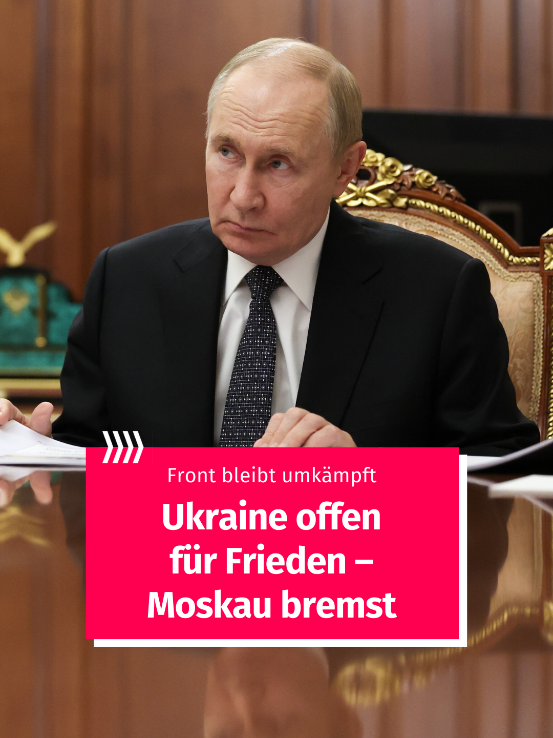 Die Ukraine hält sich für mögliche Verhandlungen mit Russland über ein Ende der Kampfhandlungen bereit. Präsident Wolodymyr Selenskyj sagte in seiner abendlichen Videoansprache: „Von unserer Seite wird alles maximal bereit sein, um diesen Krieg zu beenden.“ Es sei aber wichtig, weiterhin Druck auf Moskau auszuüben, um dem Kreml die Verzögerungstaktik auszutreiben. Speziell auf die USA komme es dabei an. Der US-Sondergesandte Steve Witkoff sagte dem Sender Fox News, er werde sich in dieser Woche in New York mit der ukrainischen Seite treffen. Mit der russischen Seite gebe es zudem „jeden Tag“ Gespräche. Trump sei sowohl von Russland als auch von der Ukraine in mancher Hinsicht „enttäuscht“, sagte Witkoff außerdem. Auf die Nachfrage, ob Putin die Amerikaner möglicherweise nur für seine Zwecke einspanne, erklärte Wiktoff, er glaube, der Kremlchef habe sich redlich um Gespräche bemüht - und in Alaska seine Bereitschaft signalisiert, den Krieg beenden zu wollen. Trump warnte indes vor einem „Wirtschaftskrieg“. Er wolle das nicht, sagte er. Es würde schlimm für Russland werden. Die USA verhängten zuletzt Sanktionen gegen Indien wegen Ölgeschäften mit Russland. Zugleich warf Trump Selenskyj vor, auch nicht gerade „unschuldig“ zu sein. „Man muss sie zusammenbringen“, sagte der Republikaner über beide Seiten. Über den Krieg sagte er: „Ich möchte, dass es aufhört.“ #Selenskyj #Putin #Ukraine #Russland #FunkeNews