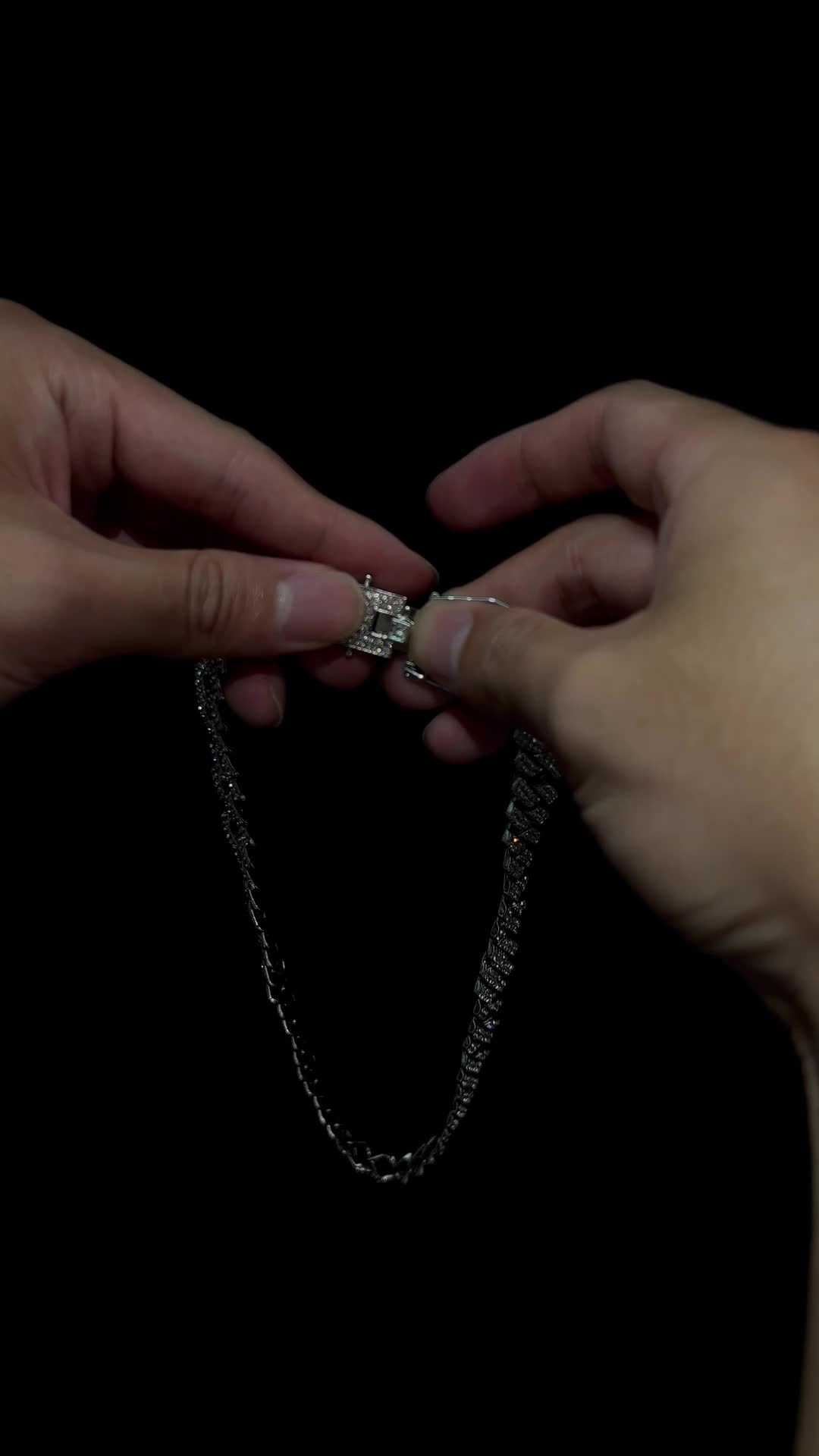 Amazing! This Cuban chain can match all styles. Is it true? #necklace #necklaces #cubanlinkchain #couplenecklace #diamondnecklace #menjewelry #mensnecklace #goldchains #chainnecklace #diamondchain