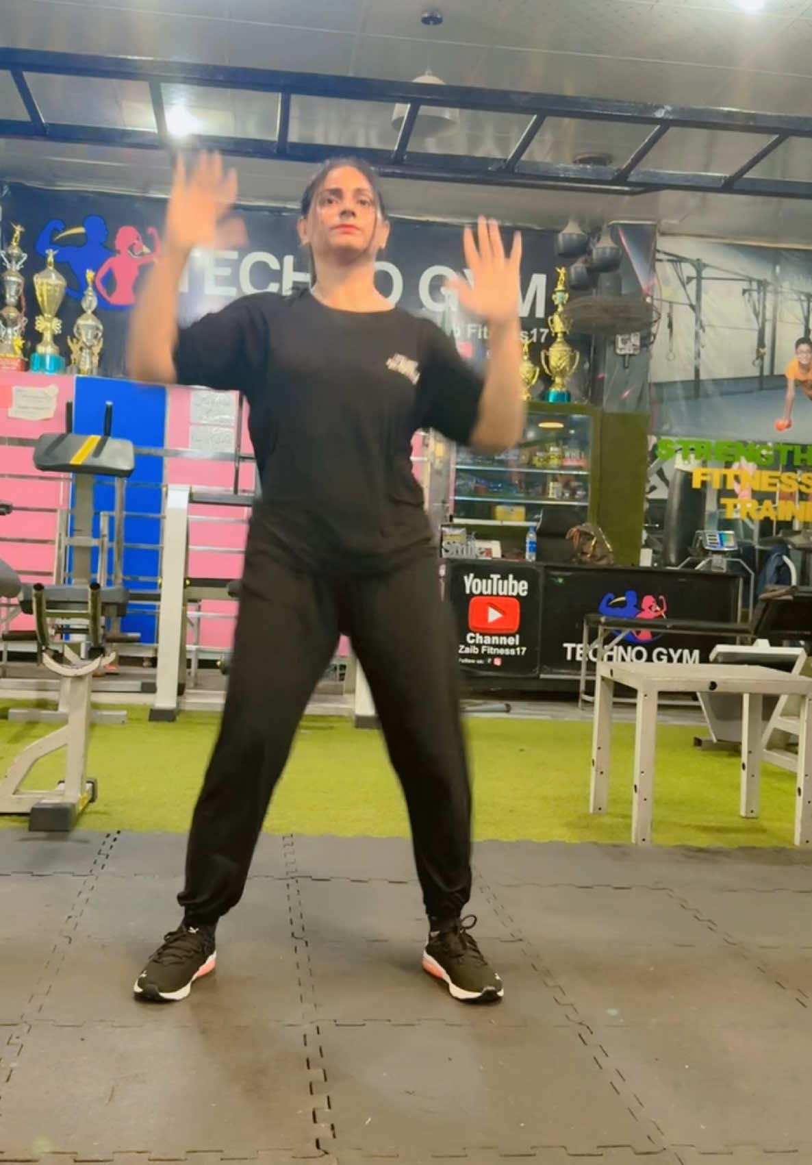 cross fitness class with side crunches #womenfitness #gym #Fitness #healthy #challange #trending #viralvideo #zaibfitness #zumba #fyp 