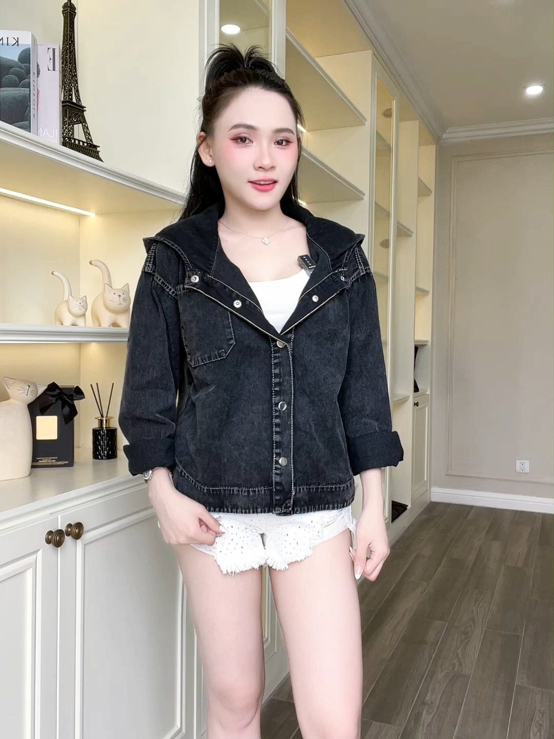 Trẻ trung năng động với áo khoác jean màu nổi bật, chất xịn sò. #moladyboutique #aokhoacnudep #aokhoacgio #aokhoacjean #aokhoacjeannukieudep #aochongnangnu #jean #aokhoacnudanghot #aokhoacxamtieu #aokhoacnudihoc