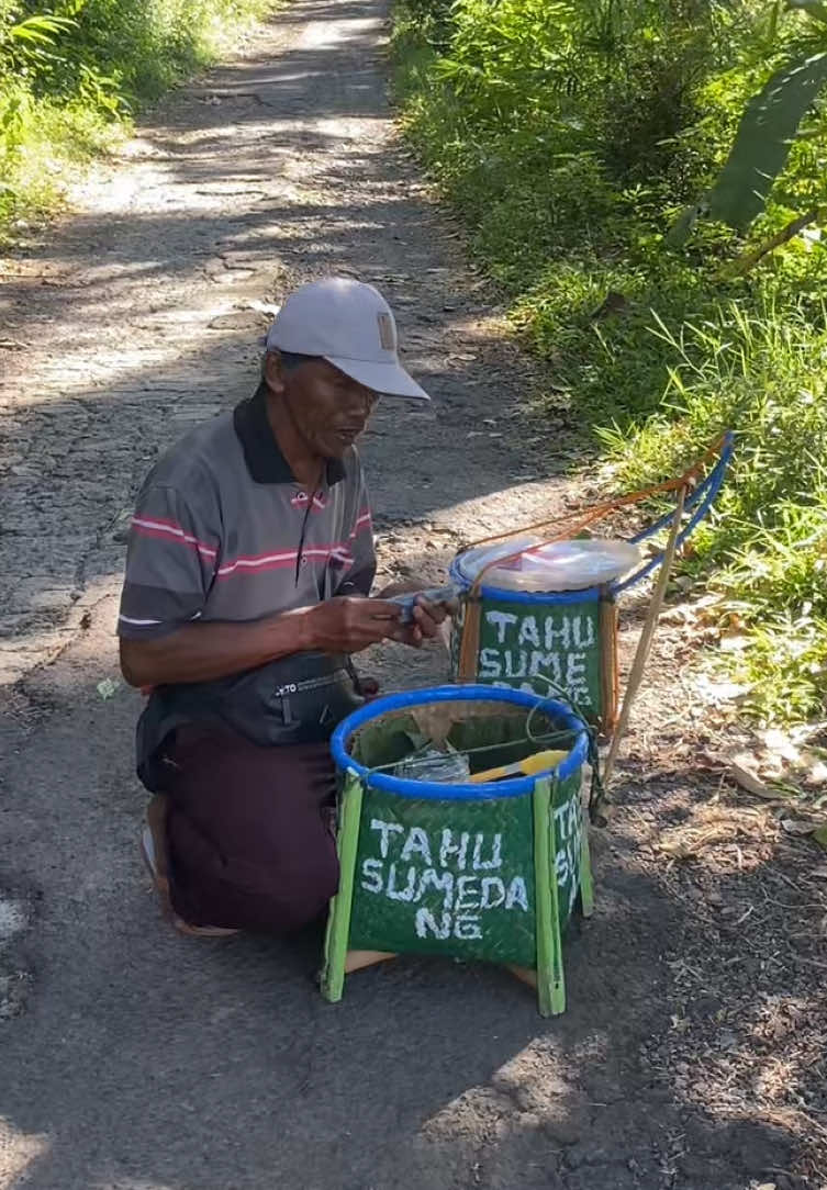 Mimin otw ngarit, malah ketemu Bapak” jualan tahu Sumedang, Mimin Langsung beli saja tahunya buat bekal ngarit. #kuliner #kulinertiktok #kulinerviral #kulinerindonesia #tahusumedang 