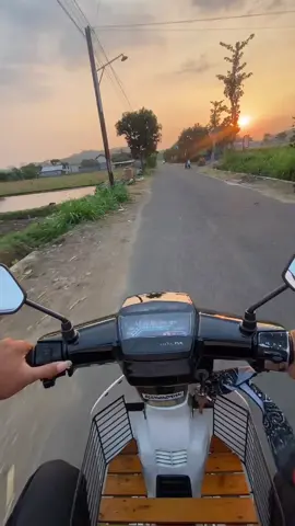 suasananya enak banget buat riding🤩#astrea #astreaprima #motortua #tuaklasik #fyp 