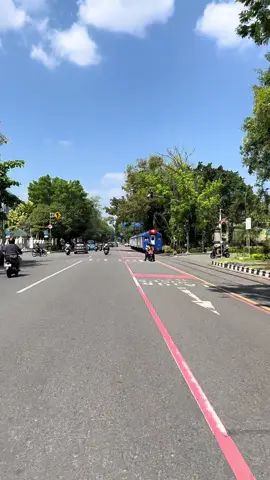 Cuman di solo dimna kereta dan kendaraan lainnya bisa jalan berdampingan. #fyp #solo #surakarta #surakartans #solo24jam🌻 