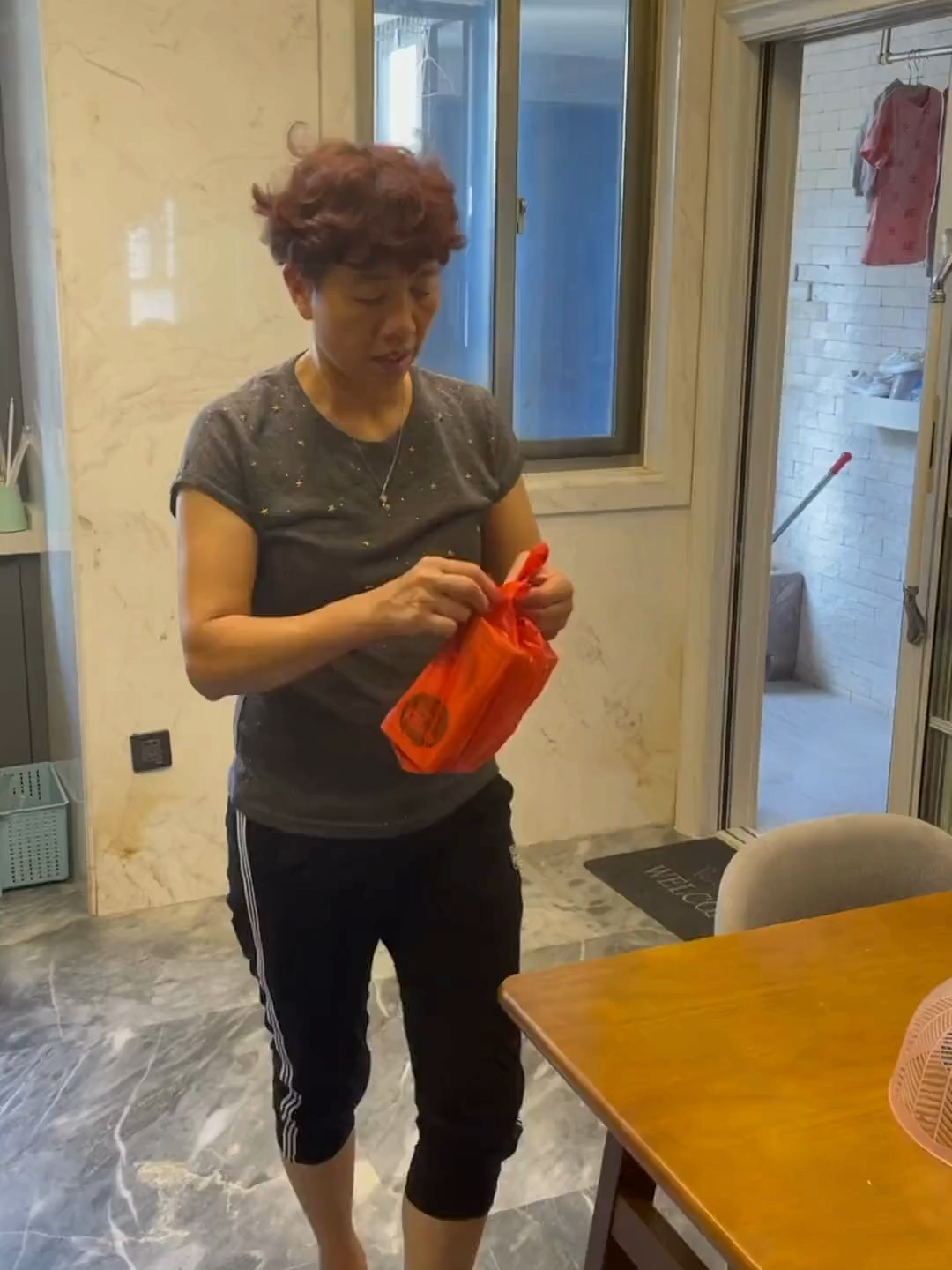 20210720-妈妈都这样，总给你不想要的惊喜 哈哈哈，今天终于有空处理一下黑咖啡这件事了#家庭日常 #familyvlog #泉州朴奈恩一家 #punaien #punaienshop