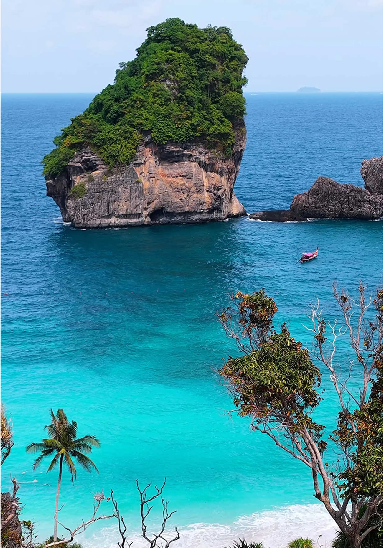 Lost between cliffs and turquoise dreams 🌴🪨 📍Nui Bay - Phi Phi Island Krabi , Thailand 🇹🇭  . . #thailandtravel #phiphiisland #beachvibes #islandlife #travel 