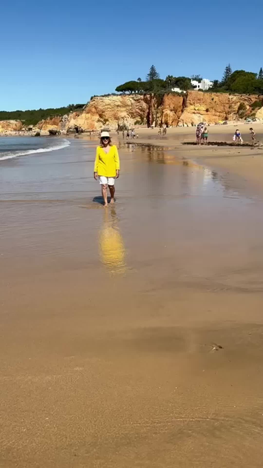 🌊 Caminhar à beira-mar é lembrar ao coração que tudo passa, e tudo renasce. Nem sempre dá para controlar as ondas... mas dá para escolher continuar a andar. 💙 . . . ❤ Marque já a sua CONSULTA! 📞⬇ . . . Centro Maria Helena: 📞(+351) 210 929 090 . Marque Consulta pelo WhatsApp: (+351) 930 530 304