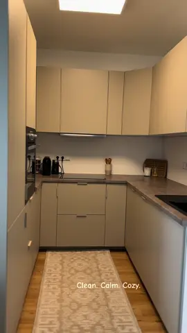 Von leer und kalt ➡️ zu warm und minimalistisch. ✨ Meine neue IKEA Küche in Beige ist endlich da – schlicht, zeitlos und genau mein Stil. 🤍 @IKEA Deutschland @IKEA  #Kücheninspiration#ikea#minimalist#küchenplanung#küchenideen 