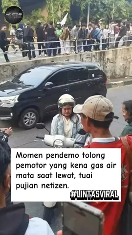 Viral! Momen pendemo tolong pemotor yang kena gas air mata saat lewat ditempat demo, tuai pujian netizen. #lintasviral #untukmu #trending #fyp 
