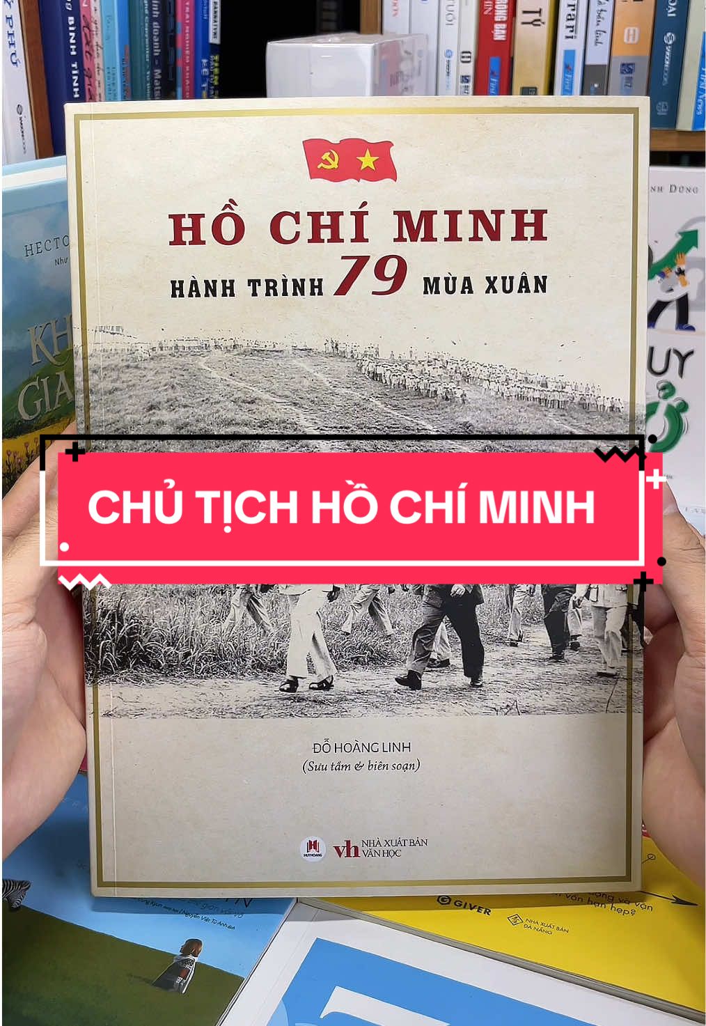 Hồ Chí Minh – Hành Trình 79 Mùa Xuân: Cuộc đời vĩ đại của vị Cha già dân tộc. Có những cuộc đời không chỉ thuộc về một con người, mà còn thuộc về cả một dân tộc. “Hồ Chí Minh – Hành Trình 79 Mùa Xuân” là cuốn sách đặc biệt tái hiện chân thực và xúc động chặng đường 79 năm sống – chiến đấu – cống hiến của Chủ tịch Hồ Chí Minh, vị lãnh tụ vĩ đại, người Cha già kính yêu của dân tộc Việt Nam. Tác phẩm dẫn dắt người đọc đi qua từng dấu mốc lịch sử: từ tuổi thơ giàu khát vọng, bước chân ra đi tìm đường cứu nước, những năm tháng bôn ba đầy gian khổ, đến thời khắc huy hoàng lãnh đạo dân tộc đứng lên giành độc lập, và cả những ngày cuối đời thanh bạch, giản dị mà cao cả của người. Điểm đặc biệt của cuốn sách chính là hơn 140 bức ảnh tư liệu quý hiếm, cùng những hồi ức gần gũi từ đồng chí, thư ký, bảo vệ… tất cả đã khắc họa một Hồ Chí Minh vừa là lãnh tụ thiên tài, vừa là con người giản dị, thân thương, gần gũi với mỗi người Việt Nam. Đây không chỉ là một cuốn sách để đọc, mà là một cuốn sách để chiêm nghiệm, để tự hào, để truyền lửa cho các thế hệ mai sau – về một tấm gương sáng ngời của trí tuệ, bản lĩnh và lòng yêu nước bất diệt. Nếu bạn muốn lưu giữ ký ức thiêng liêng, nuôi dưỡng niềm tự hào dân tộc trong trái tim mình và trao truyền cho con cháu mai sau, thì “Hồ Chí Minh – Hành Trình 79 Mùa Xuân” chính là cuốn sách không thể bỏ qua.#tiemsachbinhyen #sach #sachhay #BookTok #hochiminhhanhtrinh79muaxuan 