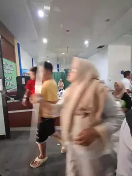 keracunan makan gratis ratusan anak2 dilarikan ke rumah sakit program makan gratis bergizi kurang lbih 23o orang