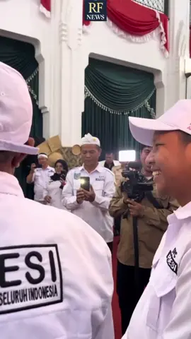 Bandung – Dewan Pimpinan Pusat Asosiasi Pemerintah Desa Seluruh Indonesia (DPP APDESI) se-Indonesia melakukan kunjungan ke kantor Gubernur Jawa Barat, di Bandung, pada hari ini. Kunjungan tersebut bertujuan untuk mempererat sinergi antara pemerintah desa dengan pemerintah provinsi dalam mendorong pembangunan desa yang berkelanjutan. Dalam pertemuan itu, jajaran DPP APDESI menyampaikan aspirasi terkait peningkatan kapasitas aparatur desa, penguatan anggaran desa, serta program pemberdayaan masyarakat yang lebih merata di seluruh wilayah Indonesia. Gubernur Jawa Barat menyambut baik kedatangan rombongan APDESI. Ia menegaskan komitmen pemerintah provinsi untuk terus mendukung desa sebagai ujung tombak pembangunan dan pelayanan publik #dedimulyadi #apdesi #jawabarat #ramafarikesyit #RFNEWS 