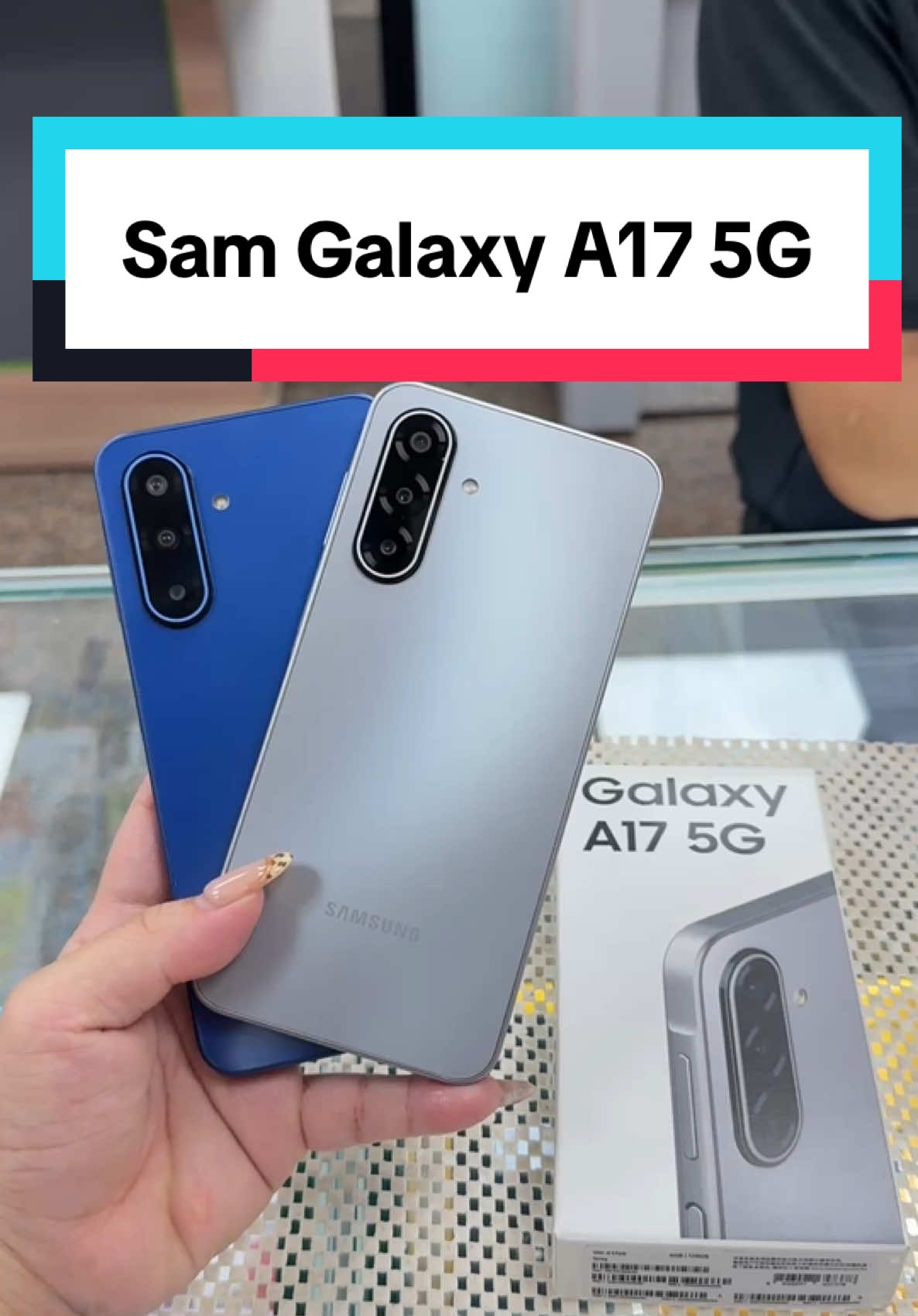 Máy mới ra mắt nhà #samsung A17 5G. Anh chị đã đập hộp chưa ạ. Năm nay thiết kế siêu mỏng nhẹ lun . Máy mới 100% chính hãng #tiquangchang🇹🇼❤️ #samsunga17 #camtien247 #nguoivietnamtaidailoan #duhocsinhdailoan🇻🇳 #台中第一廣場 #越南人在台灣🇻🇳🇹🇼 #samsung 