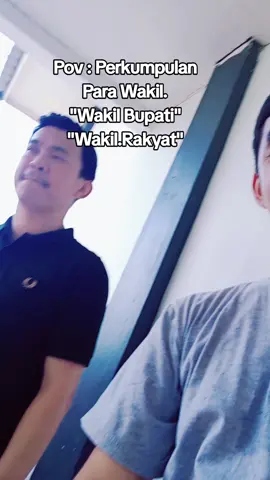 Wakil Bupati! Wakil Bupati adalah wakil dari Bupati yang dipilih bersama dalam pemilihan kepala daerah. Berikut beberapa peran dan tanggung jawab Wakil Bupati: - *Membantu Bupati*: Wakil Bupati membantu Bupati dalam menjalankan pemerintahan daerah dan mengemban tugas-tugas yang diberikan oleh Bupati. - *Menggantikan Bupati*: Wakil Bupati dapat menggantikan Bupati jika Bupati tidak dapat menjalankan tugasnya karena alasan tertentu. - *Mengawasi dan Mengontrol*: Wakil Bupati dapat mengawasi dan mengontrol pelaksanaan kebijakan Bupati dan pemerintahan daerah. Wakil Bupati memiliki peran penting dalam pemerintahan daerah dan diharapkan dapat bekerja sama dengan Bupati untuk meningkatkan kesejahteraan masyarakat.  #wakilbupati #sintang #kalimantanbarat 