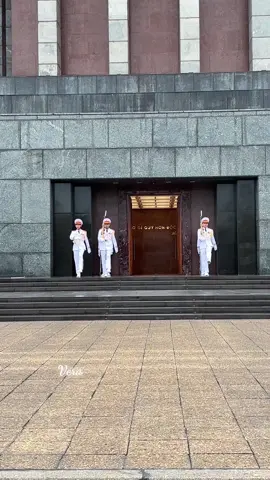 Hà Nội, những ngày mưa rợp cờ hoa 🇻🇳🇻🇳 Đại lễ đang tới rất gần, dù thời tiết có bất ổn thì đường phố vẫn lung linh trong sắc đỏ. Những ngày này, dẫn người thân ra thăm thủ đô nhé, biết bao giờ mới được sống lại không khí này 🇻🇳 #chubodoi#bodoi#bodoicuho #qdndvn#langbac 