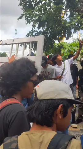 aksi demonstrasi di kantor dpr mataram
