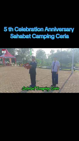 Sahabat Camping Ceria merayakan ulang tahunnya yang ke-5 dengan suatu acara yang penuh semangat dan kebersamaan. Acara ini tidak hanya sebagai perayaan ulang tahun Sahabat Camping Ceria, tetapi juga sebagai penghormatan terhadap Hari Ulang Tahun Kemerdekaan Republik Indonesia yang ke-80. Upacara bendera yang diadakan di daerah wisata Smart Hill, kabupaten Subang, menjadi momen yang sangat istimewa bagi semua yang hadir. Bertema 