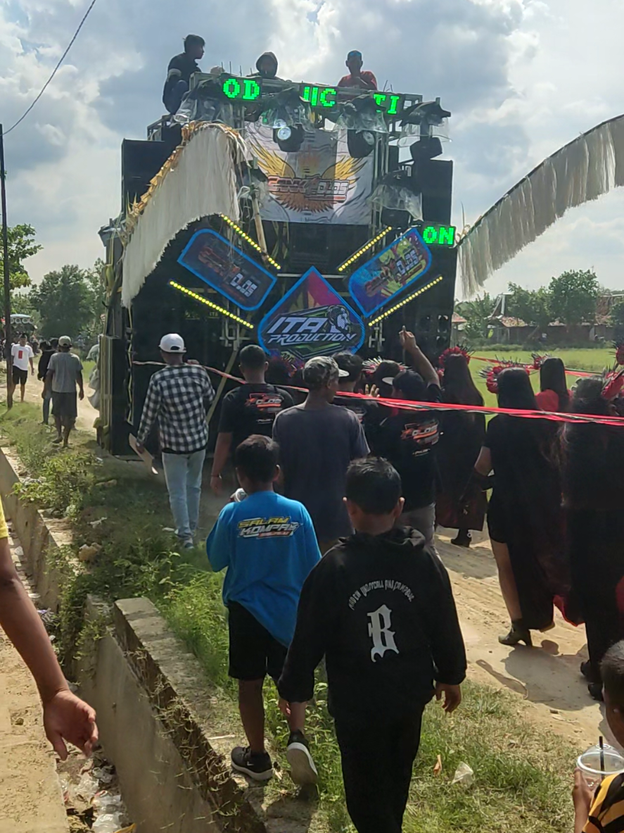 warga Sono otw lokasi  by ita production . #itaproduction #soundkarnaval #alfyaudiogrobogan