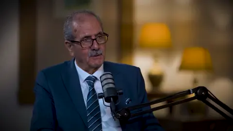 الشرع حكاية الأب والابن.. يسرد حسين الشرع محطات حياته كشاهِد على الفساد؛ ويكشف كيف أطاح ابنه أحــمد الشــرع بنظام بشار الأسد. #سوريا #سورية #حلب #إدلب  #fyp  🔵 خدمة شبكة أخبار سوريا الحرة العاجلة || اشترك بقناة التليغرام👇 https://t.me/ALMHARAR