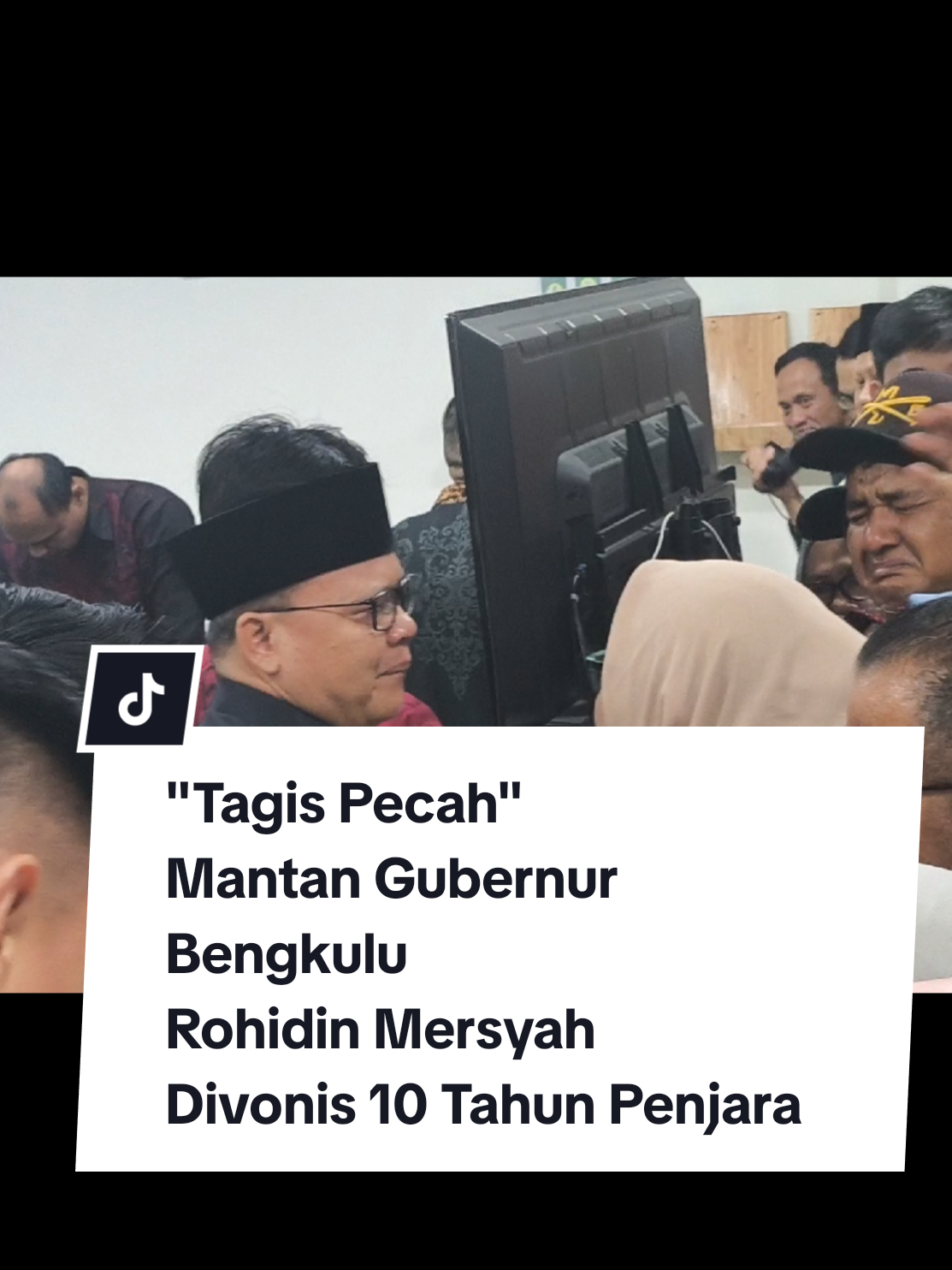 Suasana Pengadilan Tipikor Bengkulu seketika dipenuhi tangisan usai pembacaan vonis mantan Gubernur Bengkulu Rohidin Mersyah, Rabu (27/8/2025). Dalam amar putusannya  Hakim Pengadilan Tipikor Bengkulu menjatuhkan vonis 10 tahun dan denda RP 700 juta, serta uang pengganti Rp 39 Miliar. Majelis hakim menyatakan bahwa seluruh rangkaian perbuatan yang dilakukan oleh Rohidin Mersyah, Isnan Fajri, dan Anca terkait erat dengan upaya menggalang dana politik.  Fakta persidangan menyebutkan uang hasil gratifikasi dan pemerasan digunakan untuk membiayai sejumlah kegiatan politik menjelang Pilkada 2024. Hakim menilai bahwa penggunaan dana hasil korupsi untuk kepentingan pribadi maupun politik merupakan tindakan yang merugikan negara, melukai rasa keadilan masyarakat, dan mencederai demokrasi.
