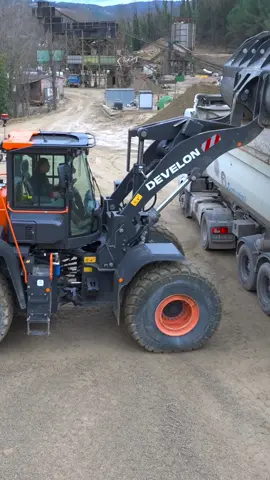 La pala gommata Develon DL420CVT-7 in azione a Castellina in Chianti, nella cava del Gruppo Passini. Tra le sue caratteristiche innovative spicca la benna “trasparente”: un sistema integrato che consente all’operatore di eliminare i punti ciechi direttamente sul monitor in cabina e avere così piena visibilità 💪  #develon #palagommata #cava #macchinemovimentoterra 