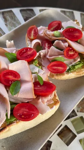 Дуже простий і ситний сніданок 🍳🥪 Беру хліб — у мене чиабата, але підійде будь-який. Підсушую на сухій пательні. Змащую крем-сиром. Додаю шматочки авокадо. Кладу шинку з індички. Соковиті помідори чері. І трішки свіжого базиліку зверху. Виходить яскравий і дуже смачний сніданок. Ну і куди ж без кави ☕ — я завжди п’ю американо.🥱☺️ #сніданок #ранок #авокадо #авокадо🥑 #кориснийсніданок 