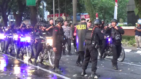 Bubarkan Massa Aksi, Kapolda Sumut Turun Langsung Perintahkan anggota kepolisian untuk bertindak tegas pada aliansi mahasiswa anarkis. selasa 26 Agustus 2025 Pukul 18.00 wib 