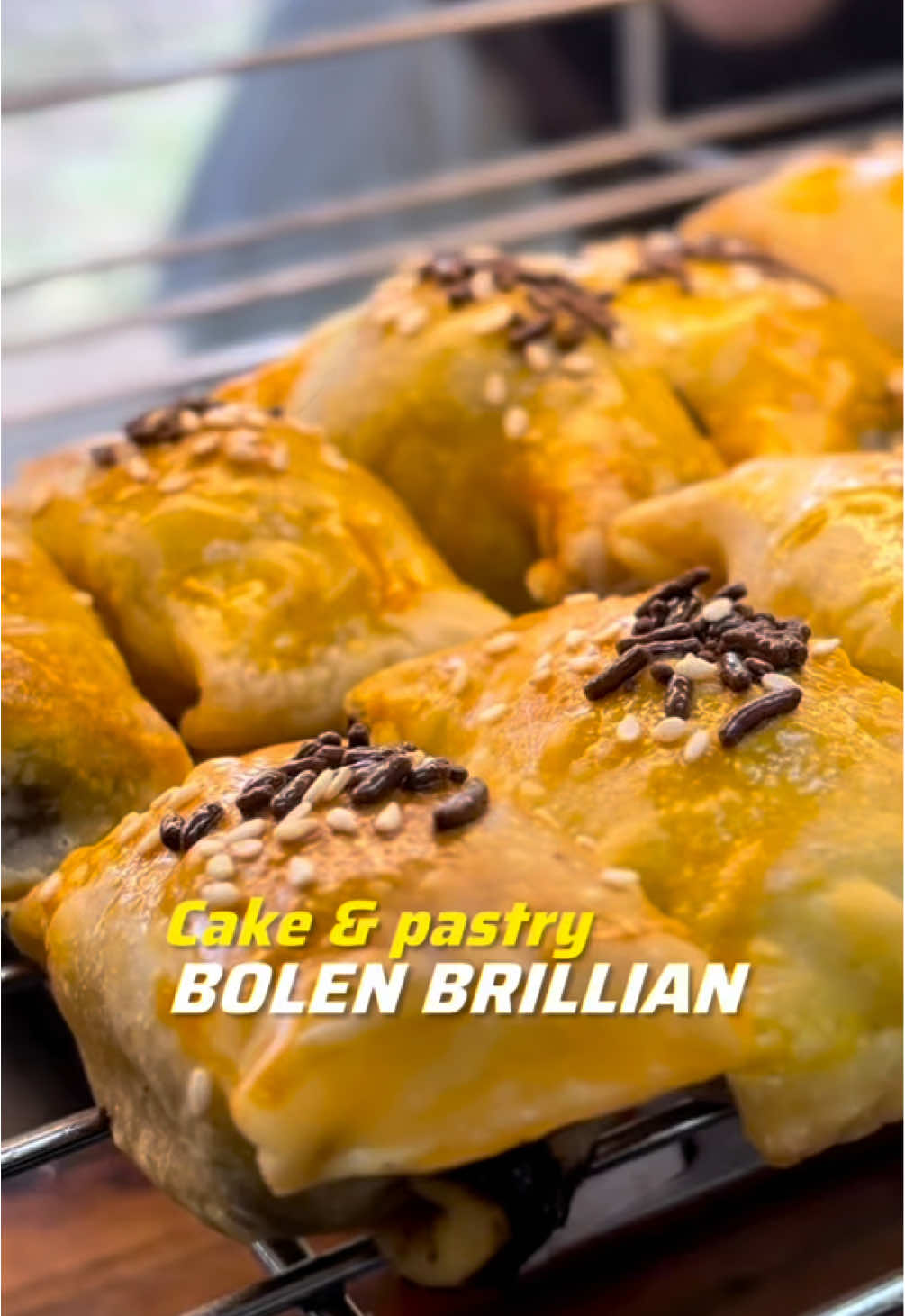 Ternyata ada toko yang jualan Bolen di kandangan, pamansem baru tau… cuss buhan pian harus mencobai juaa #bolenpisang #pastry #foodies #kandangan #kalimantanselatan 