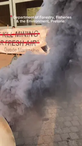 🚨 BREAKING: Greenpeace Africa activists just took action outside the Department of Forestry, Fisheries & Environment in Pretoria. Why? Because South Africa’s toxic air is killing us. Over 42,000 people died from air pollution in 2023 alone - including more than 1,200 children under five. 💔 We refuse to choke while polluters profit. We demand clean air, accountability, and real action from those in power. 👉Tag your favourite media house in the comments - they need to cover this. #cleanairforall #StopAirPollution #GreenpeaceAfrica