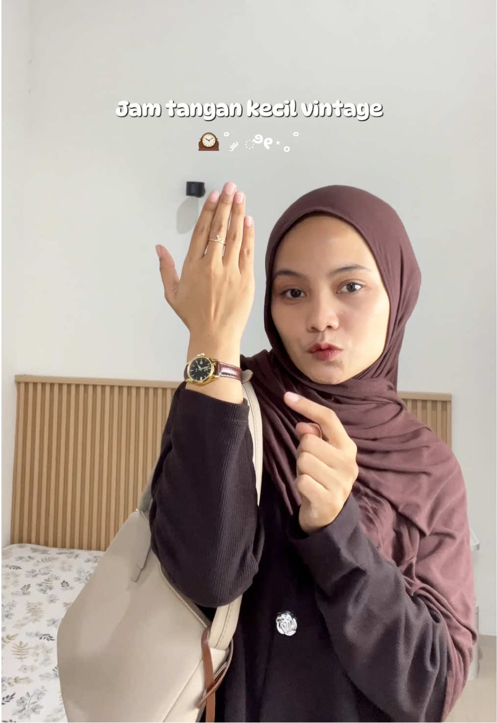 Jam tangan kecil vintage dari @OLEVS.ID cocok buat tangan kecil minimalis 💗✨🕰️ #jamtangan #jam #olevs 