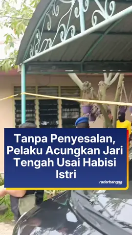 Bukannya menyesali perbuatannya, pelaku justru memperlihatkan gestur mengejutkan dengan mengacungkan jari tengah di depan publik. Sikap dingin ini menambah luka dan amarah banyak orang, terlebih setelah istrinya, Astri Gustina Yolanda, kehilangan nyawa secara tragis. Peristiwa ini kini menjadi sorotan, bukan hanya soal kejahatan yang dilakukan, tetapi juga tentang hilangnya empati seorang suami terhadap pasangan hidupnya. 💔 #info #stopkdrt #tragedirumahtangga #suamiistri #kekerasandalamrumahtangga