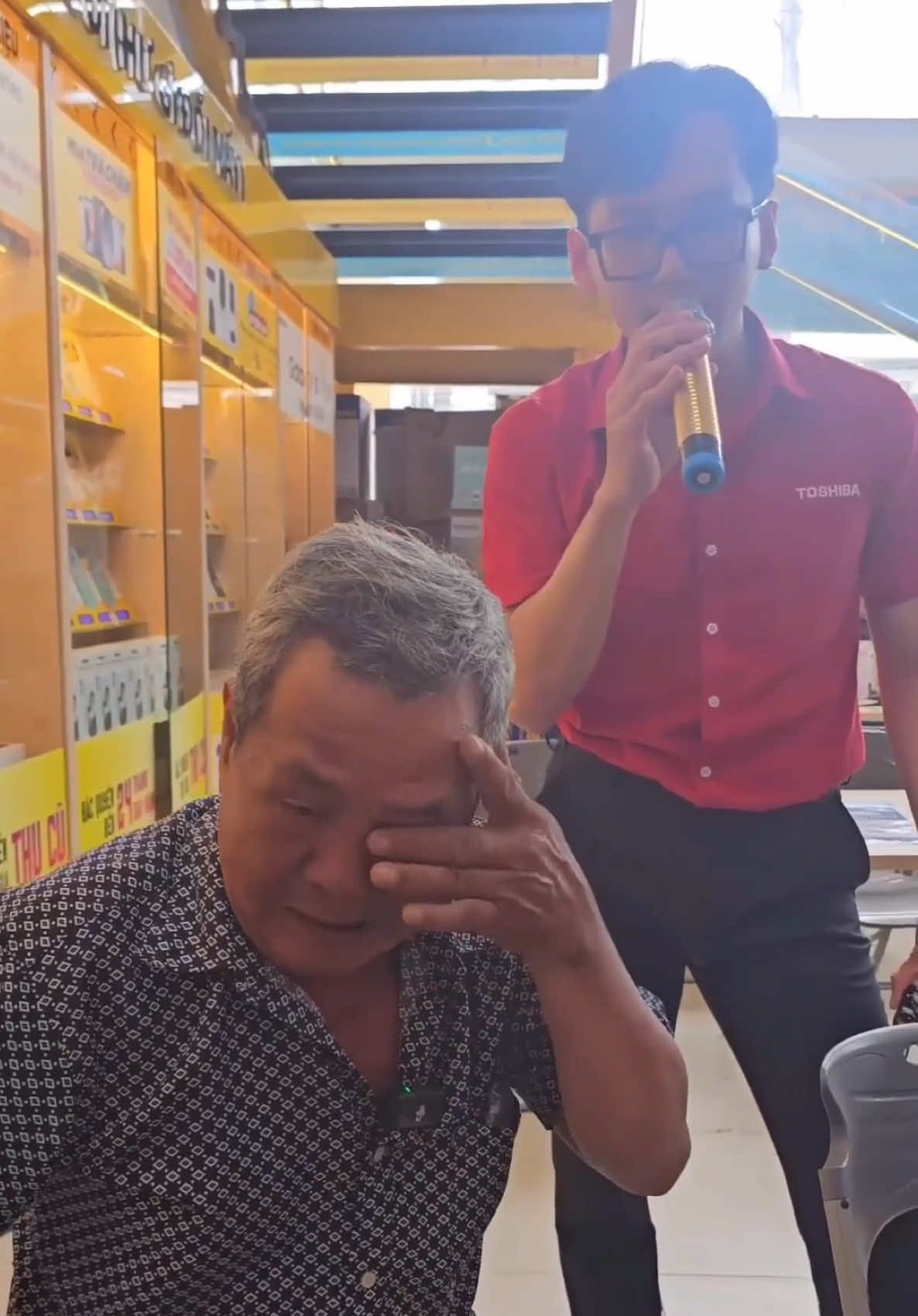 Chú Minh bật khóc khi nghe em trai thế giới di động hát bài này