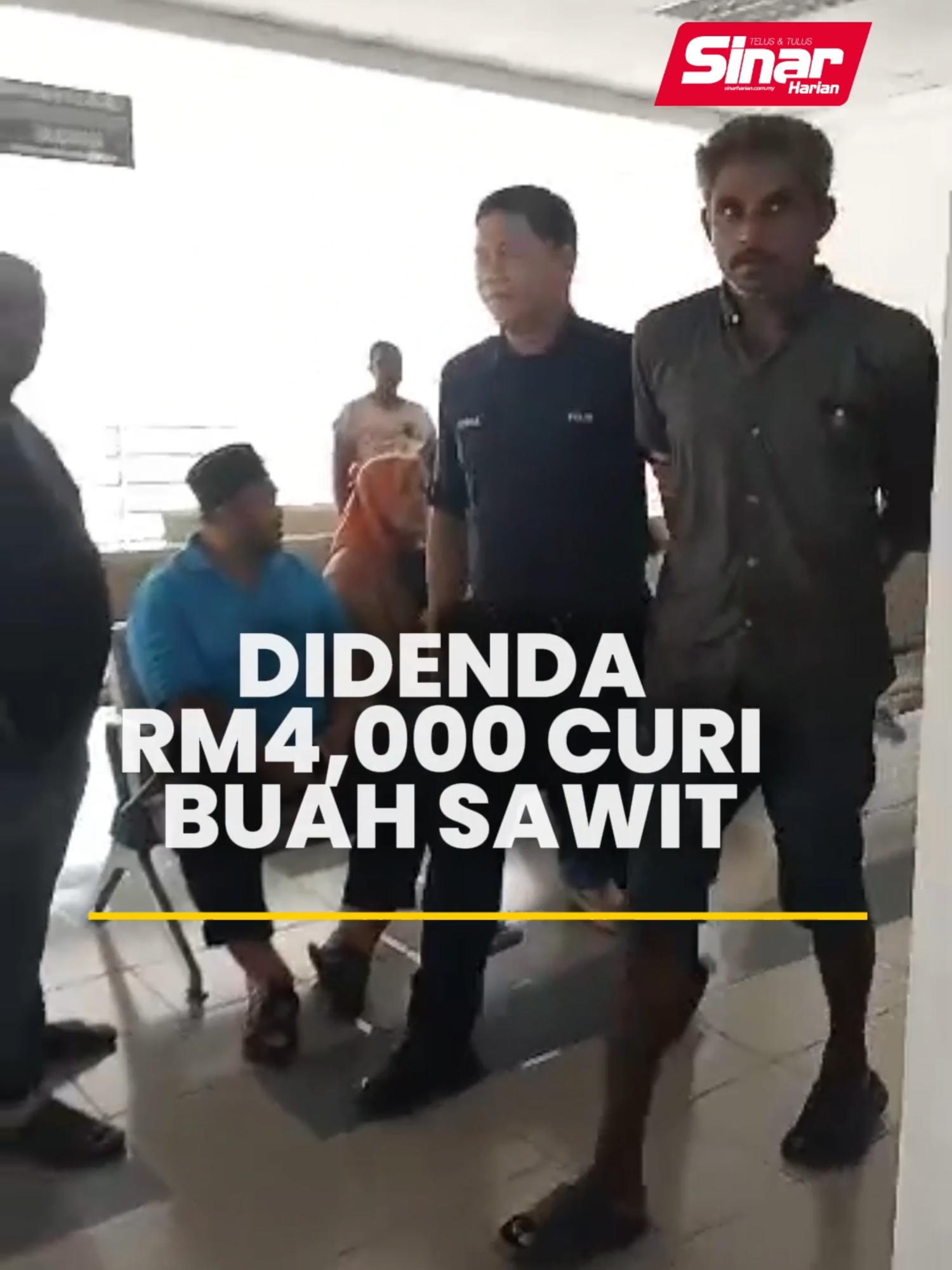 Didenda RM4,000 curi buah sawit Gara-gara mencuri 540 kilogram buah sawit seorang pemandu lori didenda RM4,000  selepas mengaku bersalah di Mahkamah Majistret Alor Gajah di Melaka pada Rabu, lapor wartawan Sinar Harian, Nor Farhana Yaacob. Tertuduh M Vijaya Kumar, 36 tahun membuat pengakuan itu sebaik pertuduhan terhadapnya dibacakan di hadapan Majistret Dr Teoh Shu Yee. Anda boleh baca berita penuh di portal Sinar Harian di www.sinarharian.com.my atau swipe up di IG story serta jangan lupa follow IG @sinarharian untuk berita terkini dalam dan luar negara. Copyright disclaimer: Segala penyuntingan video adalah hak cipta terpelihara milik Sinar Harian. #SinarHarian #BeritaSemasa #Mahkamah #curisawit