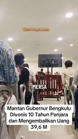 Bengkulu. Tintabangsa.com- Mantan Gubernur Bengkulu, Rohidin Mersyah, dijatuhi vonis oleh majelis hakim Pengadilan Tindak Pidana Korupsi (Tipikor) Bengkulu dengan hukuman penjara selama sepuluh tahun serta kewajiban membayar uang pengganti sejumlah Rp39,6 miliar. Keputusan tersebut diumumkan pada hari Rabu, 27 Agustus, dalam sidang yang dipimpin oleh Hakim Paisol selaku ketua majelis. Dalam amar putusan yang dibacakan, majelis hakim menyatakan bahwa terdakwa Rohidin Mersyah terbukti secara sah dan meyakinkan bersalah melanggar kedua dakwaan yang diajukan kepadanya. Ia dinilai melanggar Pasal 12 huruf B dan E Undang-Undang Nomor 31 Tahun 1999 tentang Pemberantasan Tindak Pidana Korupsi yang telah diubah dengan Undang-Undang Nomor 20 Tahun 2001, juncto Pasal 55 ayat (1) ke-1 Kitab Undang-Undang Hukum Pidana (KUHP). Hukuman yang dijatuhkan mencakup pidana sepuluh tahun penjara serta denda sebesar Rp700 juta yang bila tidak dibayarkan akan digantikan dengan enam bulan kurungan. Selain itu, terdapat pidana tambahan berupa kewajiban untuk membayar sejumlah Rp39,6 miliar sebagai uang pengganti kepada negara. Apabila terdakwa tidak mampu memenuhi kewajiban tersebut, harta kekayaannya akan disita untuk menutupi pembayaran, dan jika nilai harta tersebut belum mencukupi, sanksi akan diganti dengan pidana tambahan berupa penjara selama tiga tahun. Hak politik terdakwa juga dicabut selama dua tahun setelah menyelesaikan hukuman pokok. Vonis yang dijatuhkan majelis hakim ini mencerminkan peningkatan dari tuntutan sebelumnya yang diajukan oleh Jaksa Penuntut Umum (JPU) dari Komisi Pemberantasan Korupsi (KPK), yang semula meminta hukuman delapan tahun penjara bagi terdakwa.(TB) #Sidangrohidin #vonisrohidin #ottrohidin 