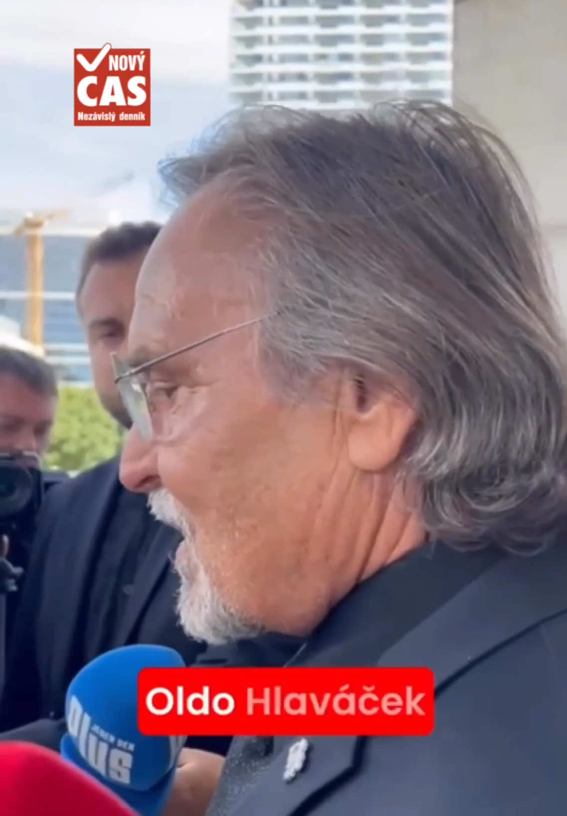 🕯️ Herec Jozef Vajda si spomenul na svojho zosnulého kolegu Olda Hlaváčka a povedal o ňom krásne slová plné úcty a spomienok. 🙏✨