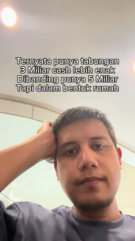 Dulu saya ketemu seorang teman. Dia bangga banget karena sudah punya rumah senilai 5 Miliar. Tapi anehnya, tiap kali ada kebutuhan mendesak… dia bingung. Mau renovasi kecil aja harus pinjam sana-sini. Karena asetnya ada, tapi “nggak cair”. Sementara ada teman lain, tabungannya “cuma” 3 Miliar cash. Nilai asetnya lebih kecil, tapi hidupnya jauh lebih tenang. Ada darurat → langsung beres. Ada peluang bisnis → langsung eksekusi. Nggak ada drama. Dari situ saya belajar: 💡 Kadang punya likuiditas lebih penting daripada sekadar punya aset besar. Karena ujung-ujungnya, yang bikin tidur nyenyak itu bukan cuma jumlah aset, tapi seberapa cepat kita bisa pakai uangnya.
