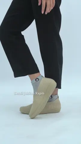 Sepatu yang bikin kaki keliatan ramping!🤩Checkour Seung Min Flatshoes di keranjang kuning🛒💛 . #LuxusCollection #sepatumurah #sepatuwanita #kakilebar #kakikecil 