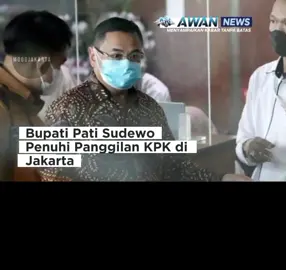 Bupati Pati Sudewo Penuhi Panggilan KPK di Jakarta Awan News – Bupati Pati, Sudewo, memenuhi panggilan pemeriksaan Komisi Pemberantasan Korupsi (KPK) di Gedung Merah Putih, Jakarta, pada Rabu (27/8/2025). Sudewo tiba sekitar pukul 09.43 WIB dengan mengenakan masker dan kemeja batik, serta didampingi beberapa orang. Saat ditanya terkait pemeriksaannya, ia hanya menjawab singkat bahwa dirinya hadir untuk memenuhi panggilan penyidik KPK. ✅ Jangan lupa subscribe, follow, like & share! Ikuti terus berita inspiratif lainnya di platform resmi media sosial kami di YouTube, Instagram, TikTok, Facebook Awan News, portal resmi website berita Awan News, dan saluran resmi WhatsApp kami di https://whatsapp.com/channel/0029VbB1gqJKAwEuVdEdEq0L.