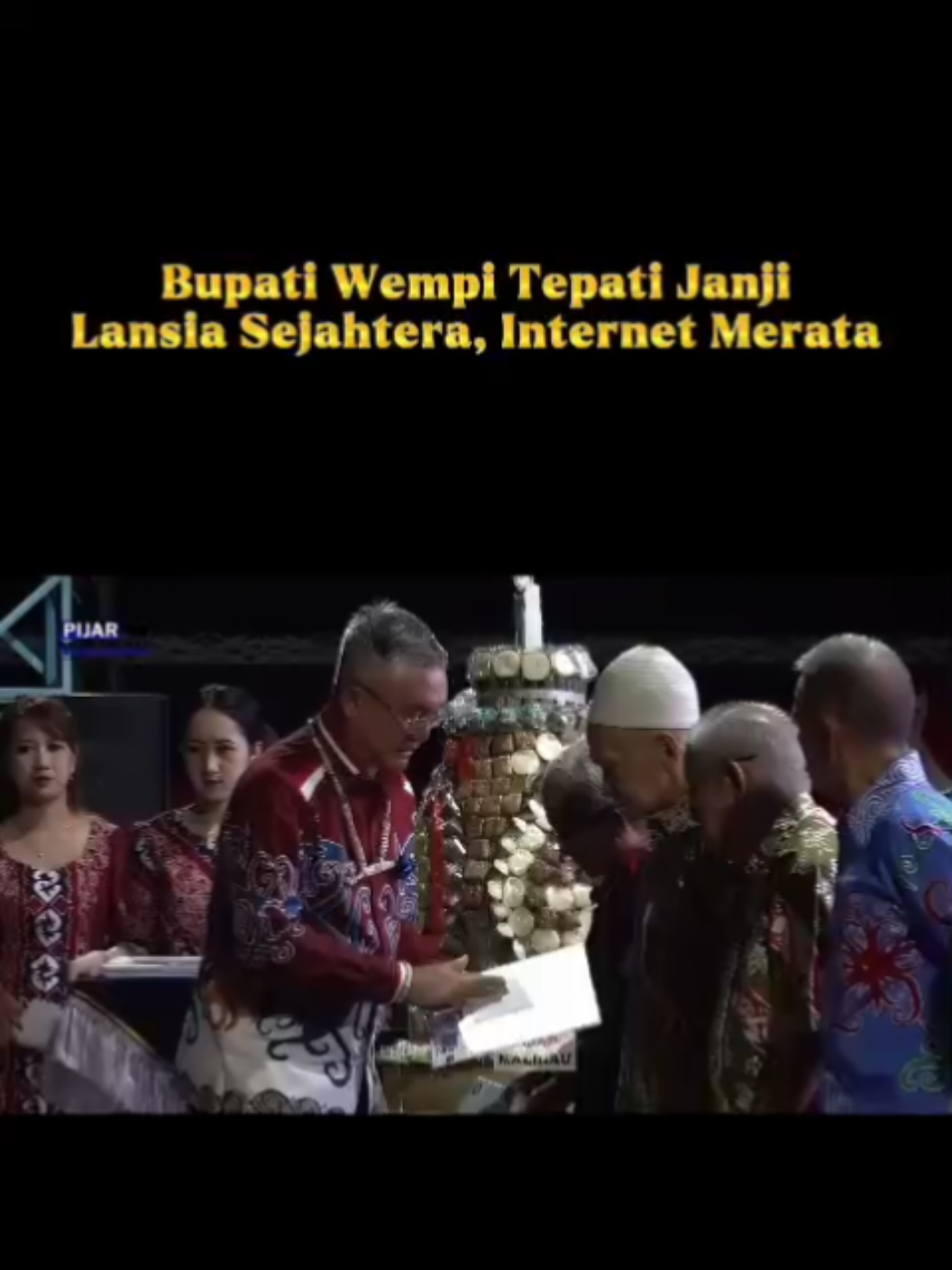 Bupati Malinau Wempi menunjukkan komitmennya dalam membangun daerah dengan menyerahkan bantuan sosial bagi lansia dan anak yatim piatu pada peringatan HUT ke-80 RI. Selain itu, ia juga meluncurkan layanan internet satelit Starlink di 11 kecamatan sebagai upaya pemerataan pembangunan hingga wilayah perbatasan. #bupatimalinau #wempiwmawa #kaltara #fyp #foryoupage