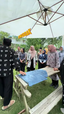 Sky Farm Glenmore menurut mimin adalah pusat edukasi unik, belajar berbagai hal tentang gaya hidup berkelanjutan (sustainable living). Mulai dari budidaya pangan organik, sumber energi terbarukan, pengolahan air tadah hujan, pengolahan sampah, hingga pembuatan busana dari serat alami. Kawasan ini mengusung konsep one stop sustainable living experience, mengajak pengunjung merasakan sekaligus belajar hidup selaras dengan alam. Pusat edukasi ini didirikan oleh seorang dokter spesialis orthopedi, dr Ananta Naufal Habibi, Sp.OT bersama istrinya, dr. Anita Yuni.    Bu Ipuk berkesempatan kesana saat Bunga Desa di Desa Tegalharjo, Glenmore, Jumat (7/8/2025).  “Amazing. Tempat ini sangat tepat untuk belajar, karena semua kebutuhan hidup mulai pangan, air, energi sampai pengolahan sampah di lakukan secara sustainable dan mandiri ada di sini,