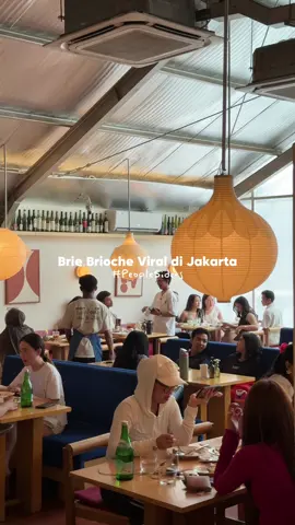 Gasalah sih kalau memang star of the month dikalangan brioche jatuh kepada Brie Brioche @braudgeneralstore brie yang melted, di pairing sama honey dan jam. simple, tapi top notch!  cuman sampai awal September, gimana? udah coba belum? 👀 #PeopleSiders 