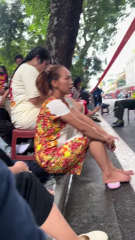 Cô ý bảo, cô ý Không phải Người VIỆT NAM, và đến chen hàng của những người đến từ sớm.