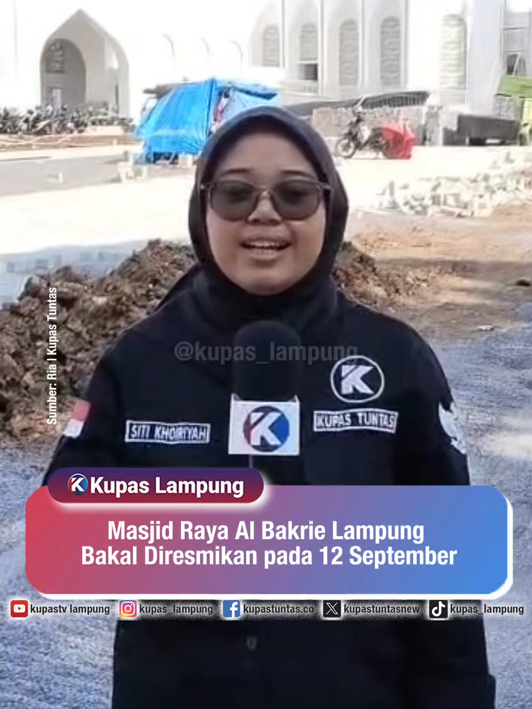 Masjid Raya Al Bakrie Lampung Bakal Diresmikan pada 12 September . . Pembangunan Masjid Raya Al Bakrie di Jalan Jendral Sudirman, Enggal, Kota Bandar Lampung telah resmi rampung dan kini memasuki tahap akhir. Masjid megah yang berdiri di atas lahan satu hektar ini dijadwalkan akan diresmikan pada 12 September 2025 mendatang. Dirancang sebagai pusat ibadah sekaligus ruang publik yang ramah keluarga, masjid ini mampu menampung hingga 13.000 jemaah serta dilengkapi fasilitas seperti ruang anak, ballroom, dan rencana area UMKM. Pemerintah Provinsi Lampung menyatakan dukungan penuh atas keberadaan masjid ini sebagai pusat aktivitas keagamaan dan sosial masyarakat. - Untuk berita selengkapnya, baca di www.kupastuntas.co - #MasjidAlBakrie #BandarLampung