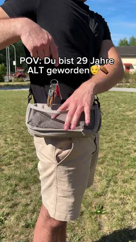 Markiere jemanden der das braucht🥹 #shoulderbag #bauchtasche #stuhl #alt 
