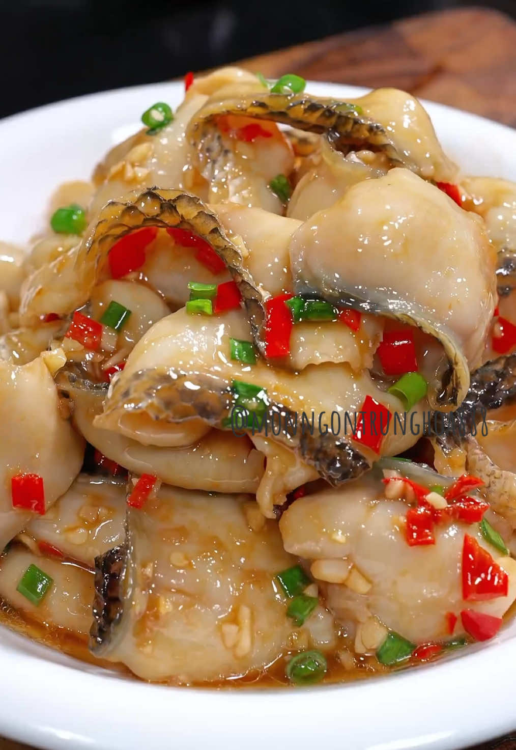 Sau này nếu muốn ăn cá, đừng chỉ biết hấp và luộc nữa, nhất định phải thử món cá phi lê xào tỏi này. Thịt cá tươi ngon mềm mại, giàu dinh dưỡng, thơm nồng mùi tỏi, vừa ngon miệng vừa dễ ăn với cơm. #ngon #nauan #monngonmoingay #ẩmthực #ănvặt 