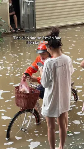 Đầu đường nước lụt tới bẹn lận, nên xe k đi vào nổi, k hiểu sao anh ship mượn đc cái xe đạp ở đâu 🤣🤣🤣🤣