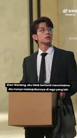 Bahkan saat memutuskan untuk resign, wajah gao tu tidak menyiratkan kesedihan. Ini keputusan final yang ia ambil. Melepaskan cinta 10thn nya untuk mencintai benih kecil dalam perutnya. Sebenarnya, Gao Tu melanjutkan mencintai Shen Wenlang dalam raga yang berbeda. Dalam bentuk darah daging yang ingin dia lindungi. Darah daging yang bahkan Shen Wenlang tidak tau atau bahkan tidak mau tau.  Dengan segala kelegaan melepaskan semua yang selama ini ingin ia genggam untuk menggenggam tangan kecil yang akan menjadi penguatnya dimasa depan.  😭😭😭 Mellow banget aaahh elaaahh btw, itu Gao Tu bawa globe? 😁 #JiangLi #OceanJiang #LiPeiEn #DesireTheSeries #ABODesire 