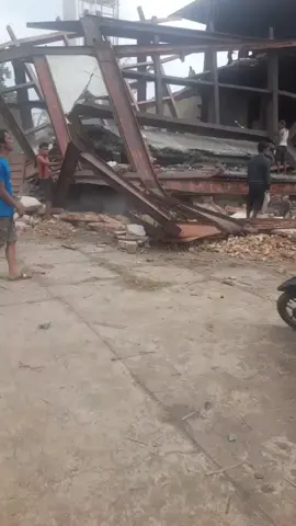 Menurut kabar salah satu bangun an di PT. ARB ambruk.  Dan kabarnya ada korban yg tertimpa direruntuhan bangun an tersebut. sampai saat ini belum ada evakuasi di lapangan@Medan Talk @TikTok @bobbynst @Ricky Sitorus @NOTBAD @poldasumut  #rayapbesi #medantiktok #indonesia #medan #kotabanun #medanviral #fypシ゚viral🖤tiktok #medankeras  